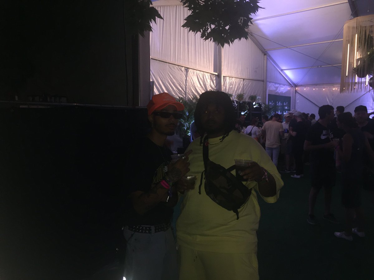 melomakesmusic's tweet photo. Finally both Melos photographed at the same time proving once and for all we aren’t the same person. what a  rare and legendary sighting 😭💕
@FrshWaters behind the camera https://t.co/H0hWPtkL9X