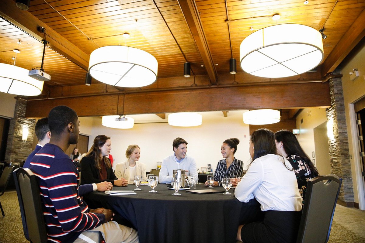 Climat. Réconciliation. Sécurité alimentaire dans le Nord. On a parlé de tout cela et plus encore à la réunion du #ConseilJeunessePM aujourd’hui à Iqaluit – notre première réunion dans le Nord. Merci à ces jeunes Canadiennes et Canadiens inspirants pour leurs brillantes idées!