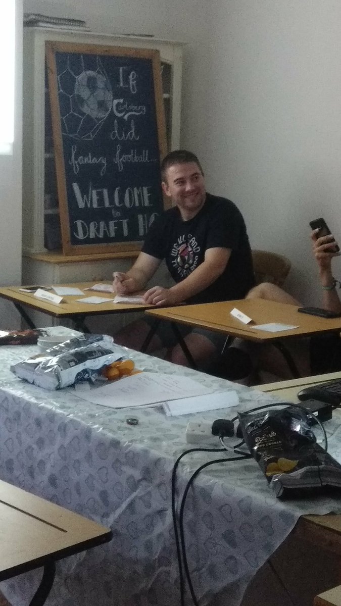 TheDraftTweets's tweet photo. Pressure of the clock is taking its toll...5 second count down and Kroos Control pick Ozil. The scourge of @Philzlfc the last two seasons. 

#PressuresABitch #Fantrax #TheDraft #FantasyFootball #FantraxFPL https://t.co/b1DNxsi3WD