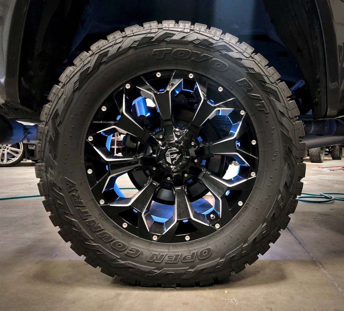 FindlayCustoms's tweet photo. Toyota Tundra Platinum Edition with Katzkin Leather , Upgraded Audio, Wheel Lighting, Lift Kit, Tinted Windows & Fuel Off-road Wheels
*
Anyone else wanna take this for a Mud Run?π
*
#Toyota #FindlayCustoms #Fuel #Katzkin #LiftKit #Tinted #Mudding #CustomTruck #adventurous https://t.co/si0LQNIX0J