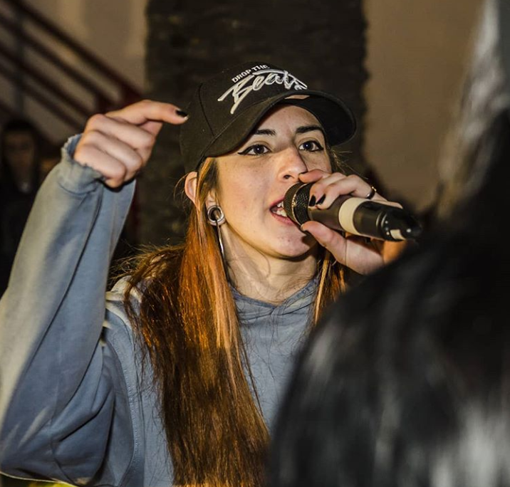 FANelprograma's tweet photo. 🎤 1 MC por semana, 1 minuto de improvisación libre, esto es #FANFreestyle 🎼 🤘 Hoy presentamos a Brasita, una de las competidoras más fuertes de la #TripleF, la primera liga femenina de Freestyle 🔥 https://t.co/pgIiCyCuaI