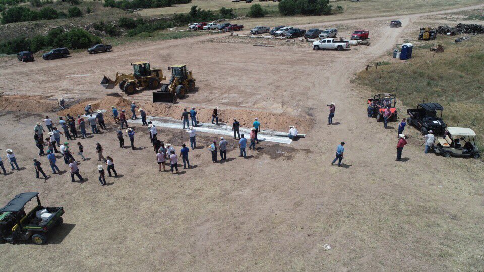 lathemfarms's tweet photo. Loaded each pit in under 2 minutes. #XIT #BBQ #WorldsLargestFreeBBQ #Tradition #Dalhart #Texas #XITRodeo https://t.co/JEWJjBHCdh