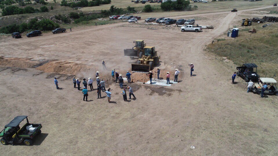 lathemfarms's tweet photo. Loaded each pit in under 2 minutes. #XIT #BBQ #WorldsLargestFreeBBQ #Tradition #Dalhart #Texas #XITRodeo https://t.co/JEWJjBHCdh