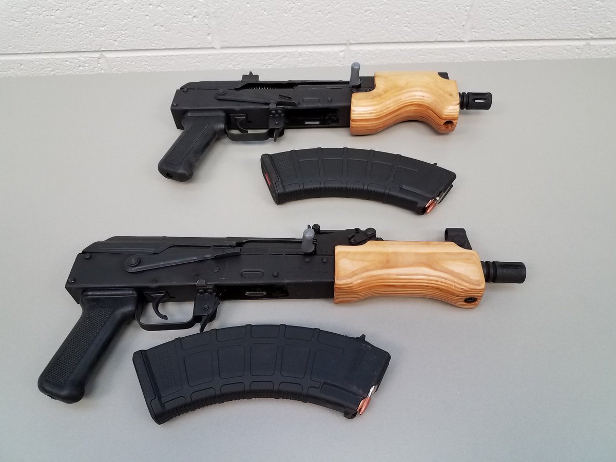 Chicago_Police's tweet photo. 003rd District tact team recovered assault weapons during a traffic stop last night. Also recovered were armor piercing ammunition. Indiviiduals placed into custody and charges pending. There is no place for these types of weapons on the streets of Chicago.  #CPDMediaCar https://t.co/34LfVbCY0n
