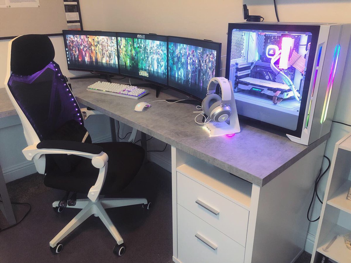 lilith_truong's tweet photo. Current setup 👌🏼 #gamergirl #gamingsetup #pcgaming #gamingpc #threemonitors #AOC #AOCGaming #razer #corsair #ryzen #asus #hbada #secretlab #monarchspecialties https://t.co/4joQQntLle