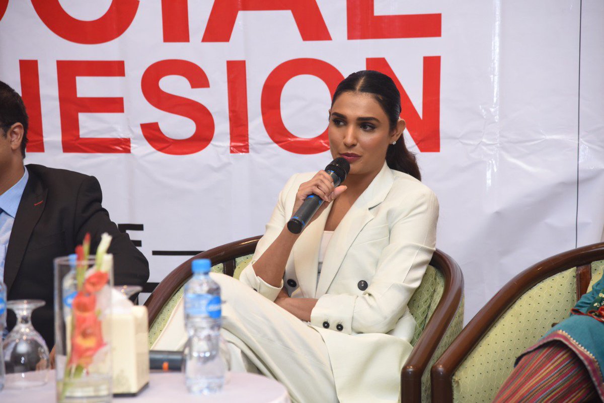 faisalkapadia's tweet image. “Social Cohesion is the glue which binds society. We have to develop acceptance, no matter what and who we are. At the end of the day, it only matters how accepting we are of others”, said Amna Ilyas (Actress) 
#HumAhang  @HumAhangPk @IlyasAmna