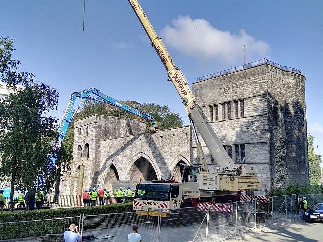 Bélgica derriba definitivamente el puente medieval de Pont des Trous, (reconstruido tras la WWII y clasificado como monumento histórico), para permitir el paso de barcos más grandes. En Bélgica como en España, el "progreso" avanza con los ojos cerrados.
latribunedelart.com/tournai-la-des…