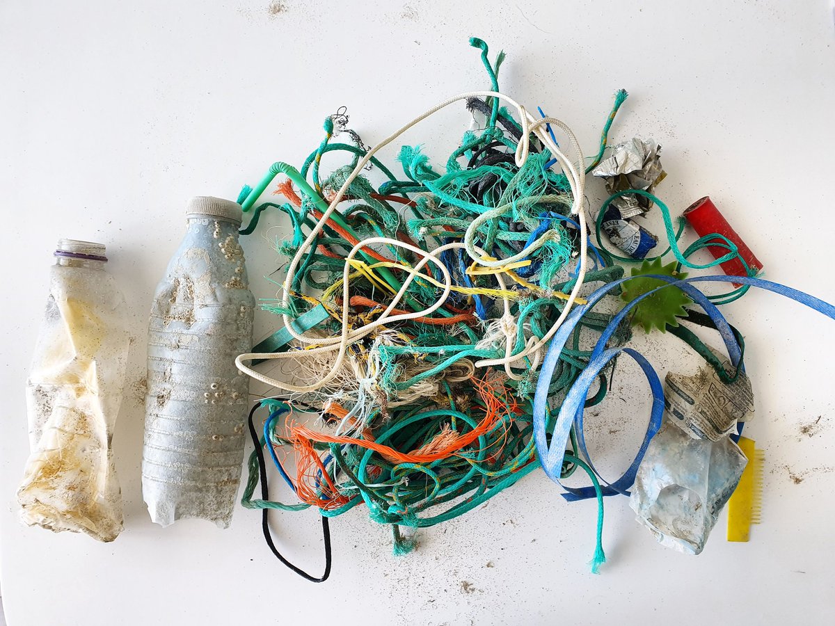 JoN_at_an's tweet photo. 1h de balade sur la plage...
On a pris la décision maintenant de remplir nos poches de déchets plastiques quand on va à la plage.
C'est une goutte d'eau, mais, un pas à la fois... #savetheocean #fillyourpockets https://t.co/Rg0eb04xlo