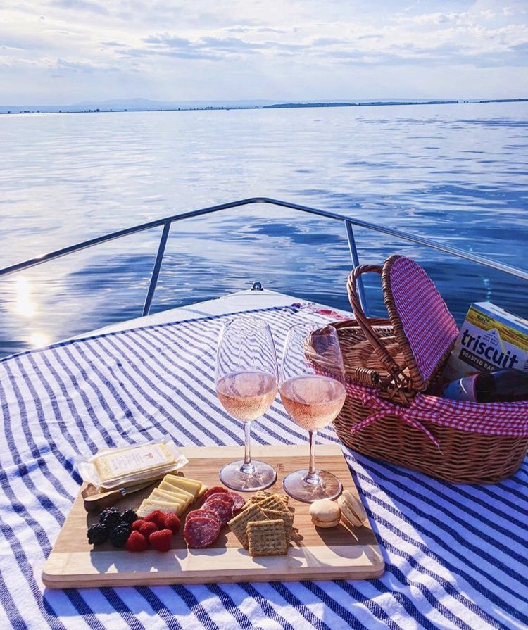 BurlingtonHello's tweet photo. Friday Afternoon Special!
________
📷 - @_alyssa.lyman_
#lakelife #lakechamplain #helloburlington #vermont #visitvermont #btv #discoververmont #vt #boat #picnic #cabot #bluewater #sailing #champlain #champ #roseallday #lakeday #btv https://t.co/XV1luCJV4Q