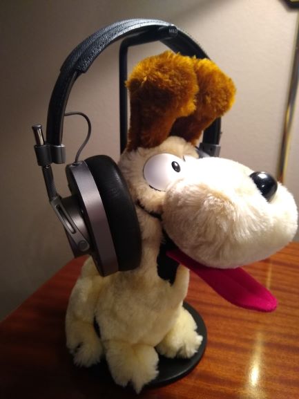 Audio_Geeks_'s tweet photo. We hired a new #headphone reviewer to give you all the inside scoop on our products 😂 jk, but isn't #Odie just the cutest? 
Who still remembers who his old pal was?
#WhereisOdie  #TGIF #MasterandDynamic #MH40 https://t.co/BQpak6s0M1