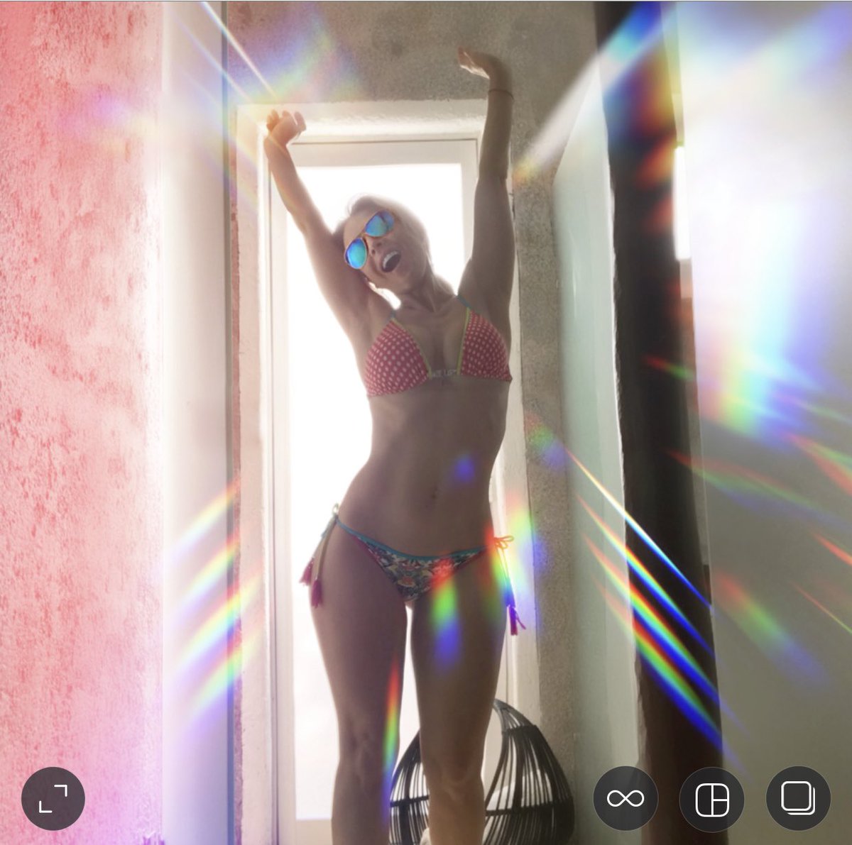 officialfey's tweet photo. Flotando en el aire ...  Y elegí brillar...🎼⚡🌈 #Viernes https://t.co/zlOsaTL0Ky