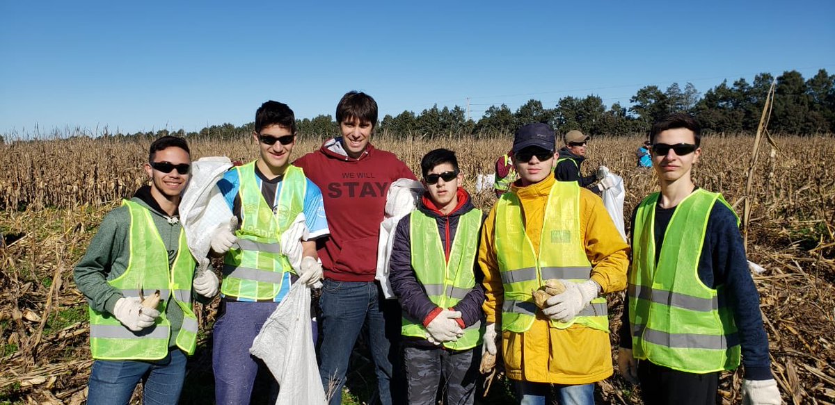 En la 2da EDICIÓN de #LaChocleada de Puerto San Martín, participaron del E.E.T.P. N477, empleados de Cargill y las org. Sociales seleccionadas. Gracias a los más de 200 voluntarios que con compromiso decidieron dar una mano al prójimo.
.
.
#serparte #valores  #valoresquealimentan