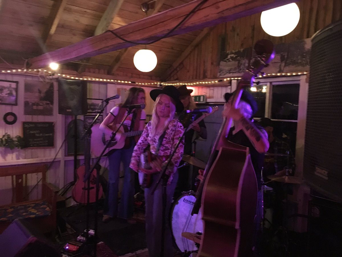 bjrnspjut's tweet image. Kul spelning på Barnens Ö krog och scen. #Halm var ett trevligt band!