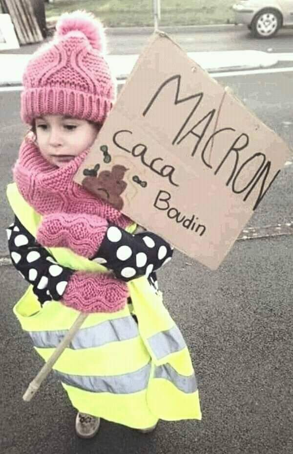 jeanluceagles's tweet photo. @GaspardGlanz #giletsjaunes
C'est la basse cour du
#Castamerde
#Jupiter 
#lespouletsanstêtes 
et qui plus est polluent la
Ville!!
#pauvreFrance !! https://t.co/9VmhRQ5Afj