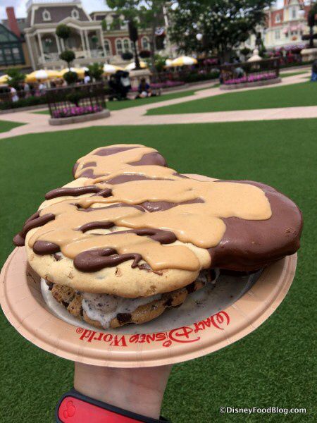 Happy #NationalIceCreamSandwichDay! Check out The Mickey Ear Cookie Ice Cream Sandwich Hack! buff.ly/31esRoq