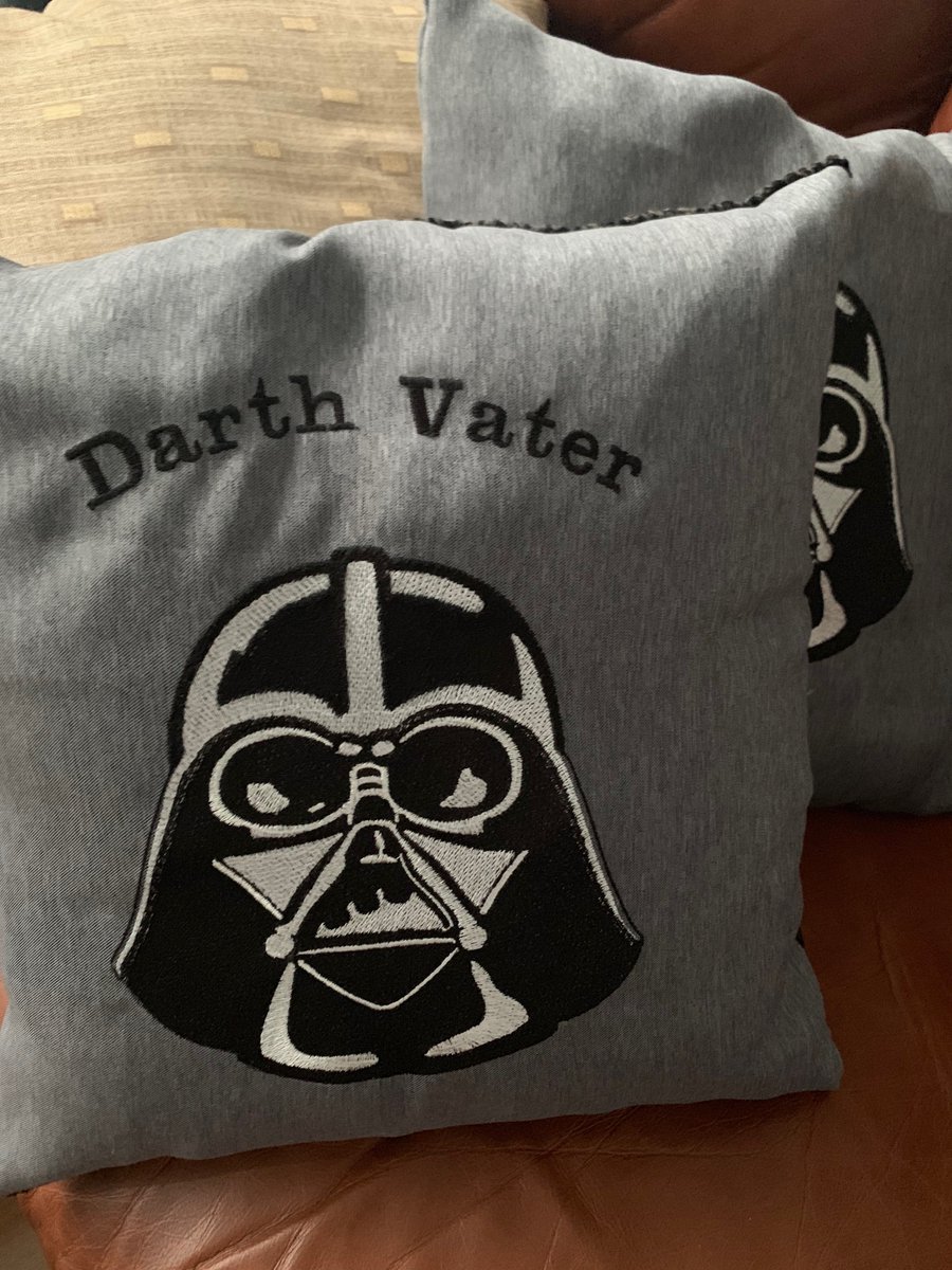 GudniKlipp's tweet photo. Sérsaumaðir púðar í afmælisgjöf frá móður minni.
Grunar samt að hvorki hún né saumakonan af séð 
Star Wars myndinar...mjög krúttlegt allt saman #IchbindeinVater https://t.co/bGqNQ9spiB