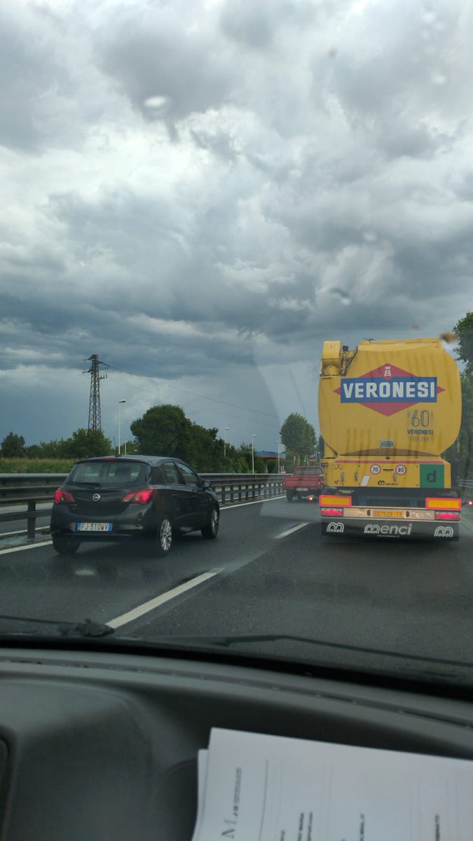 Morghana86's tweet photo. No ma falle due gocce!! #treviso #maltempo https://t.co/MrN9YUWp7q
