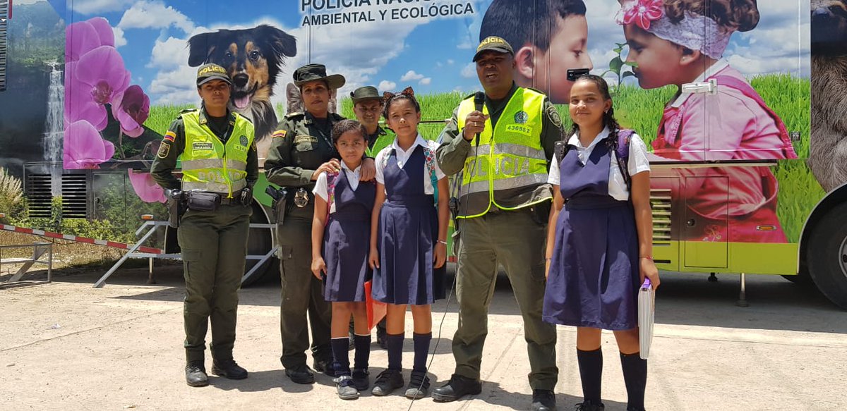 PoliciaDeCesar's tweet photo. Con nuestro #BusInteractivo @ProteccionPonal llegamos a la Institución Educativa Rodolfo Castro Castro en #Mariangola, adelantando jornada lúdico recreativa, sensibilizando sobre los daños ambientales que causa el tráfico de especies silvestres @Corpocesar @MinAmbienteCo https://t.co/qPge2gWCHI