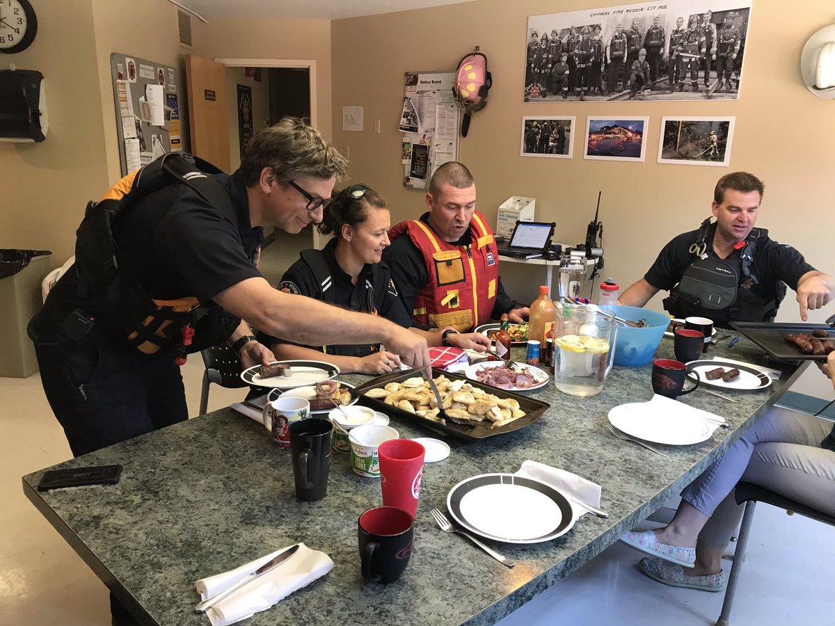 CanmoreFireRes's tweet photo. SAFETY FIRST FOR LUNCH!
Be aware, if you are heading out on the Bow River this weekend, it is flowing high and fast. Our crews are reporting a lot of floating & submerged debris.
#RiverHazard #Strainers https://t.co/RpoYDbW1RD