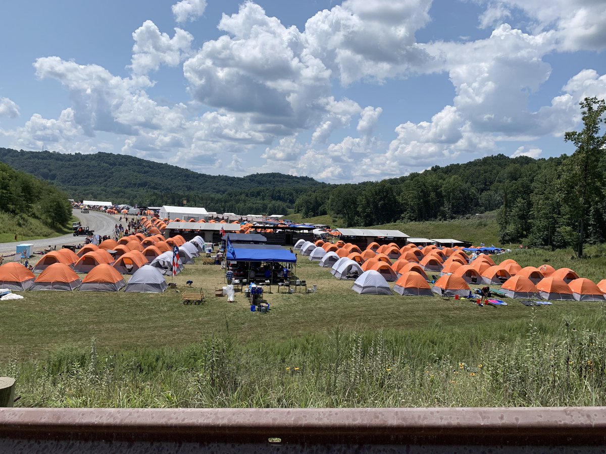 tagesthemen's tweet photo. Weltpfadfindertreffen in West Virginia: Jugendliche aus 150 Ländern sind hier. Alle betonen große Gemeinsamkeiten. Gibt auch Unterschiede: Gastgeber USA haben einen Schießstand auf dem Gelände errichtet. Finden viele unpassend, da auch Jugendliche aus Kriegsgebieten hier sind. https://t.co/kIWIGcVb1E