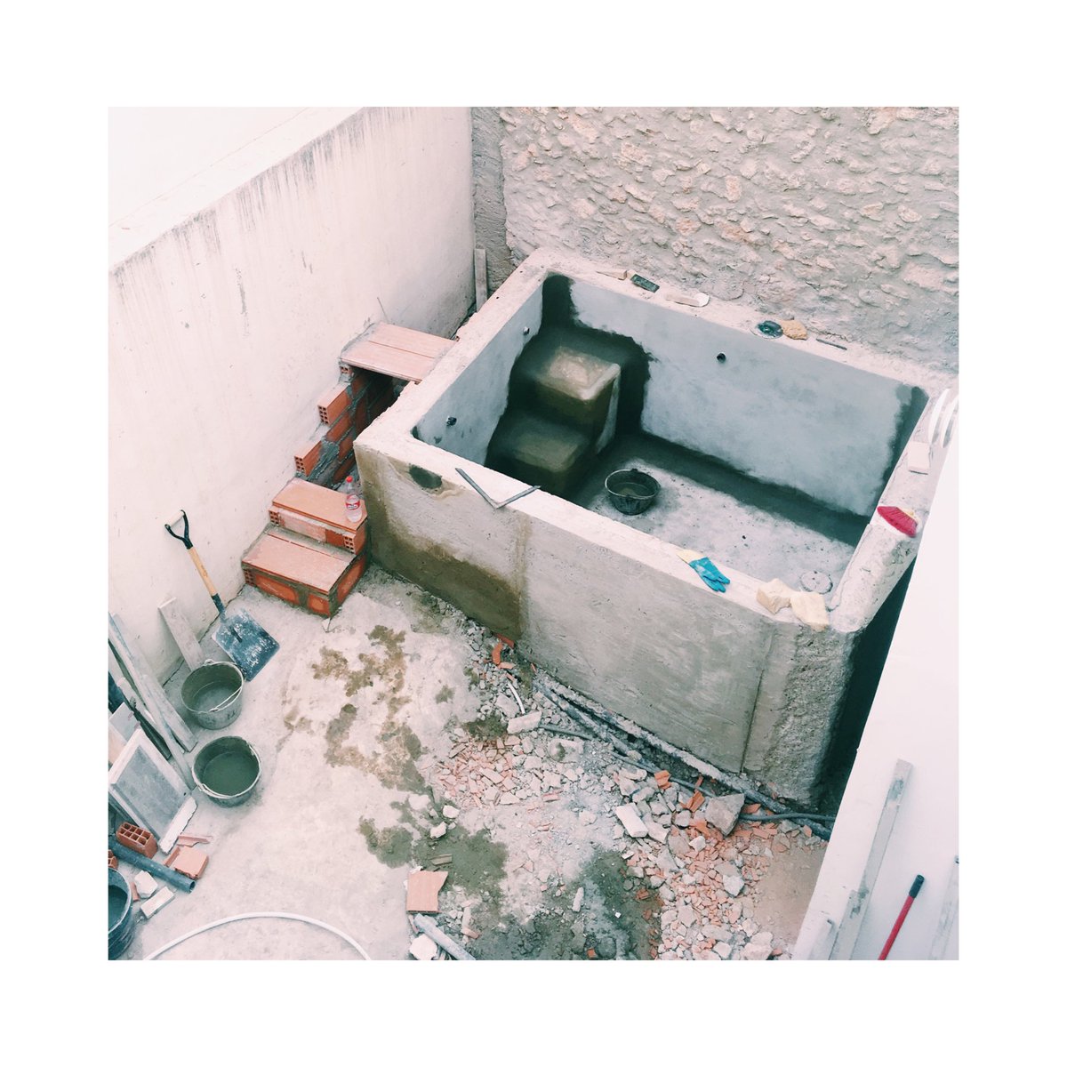 EJPArchStudio's tweet image. Access steps and water treatment room of the swimming pool is almost finished. #architect #buildingengineer #refurbisent #houseintherock