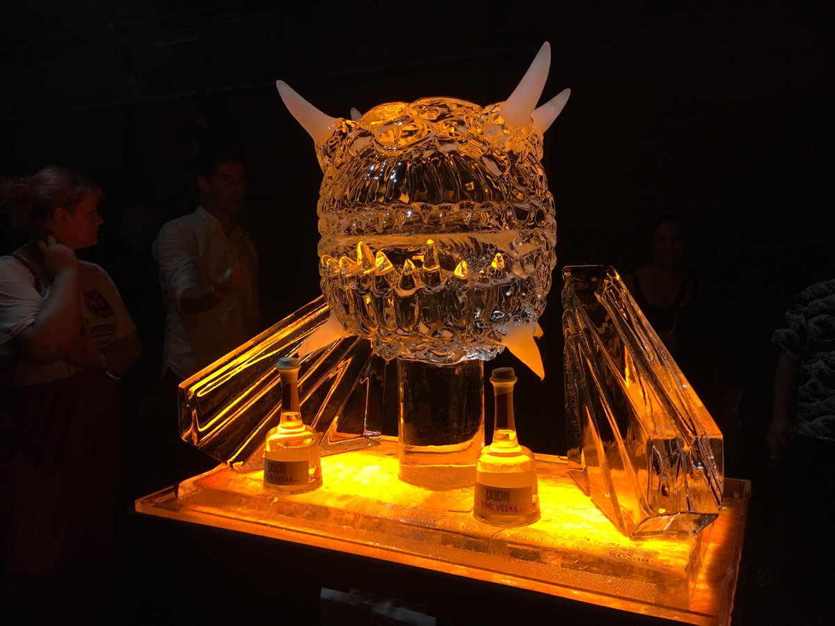 Morrigh4n's tweet photo. Une p’tite vodka spéciale DOOM ? #QuakeConEU https://t.co/dmKCNPk662
