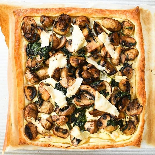 tinnedtoms's tweet photo. GARLIC MUSHROOM &amp; SPINACH PUFF PASTRY TART

A simple puff pastry tart topped with thyme scented garlic mushrooms and spinach. Link to the recipe in my profile. It's bloomin' delicious!

#mushroomtart #mushroompie @mushrooms #spinach #puffpastry #pastry #lunchboxinspiration #… https://t.co/F066JHXdwY