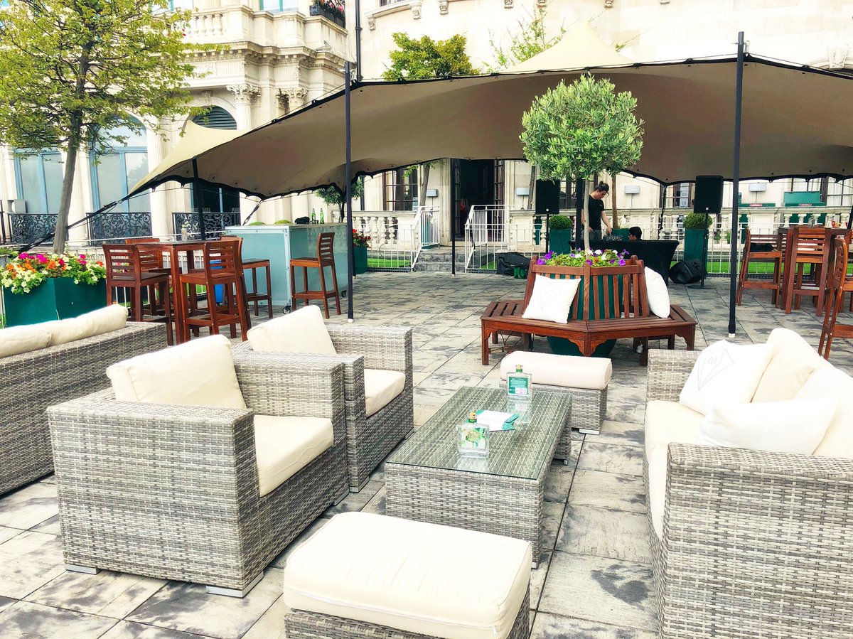 bluestrawb4hp's tweet photo. All the Summer party feels on our roof terrace overlooking Hyde Park... Guests can kick back, enjoy a luxurious BBQ whilst supping an ice cold cocktail in the heart of Mayfair...
#summervibes #sunnylondon #mayfairvenue #londonroofterrace #summerpartyvenue #londonvenue #summer https://t.co/mxJJy3GtqS