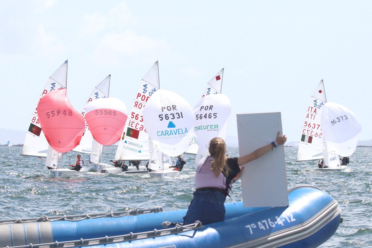 📸 FOTOS ¡Día largo en la oficina! El Comité y la flota no lo han tenido nada fácil hoy en aguas de Vilagarcía, aunque las condiciones mejoraron por la tarde y el día nos ha regalado imágenes tan chulas como éstas👇 #galicia #vela #sailing #deportegalego #420JuniorEuros