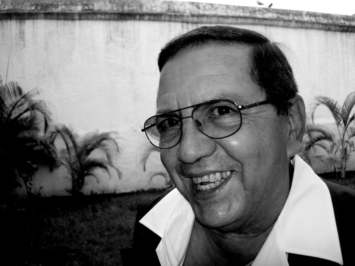 ¡Queremos tanto a Edmundo! -Este #Sábado #27Julio 4PM los poetas Juan Calzadilla, Luis Alberto Crespo y William Osuna, quienes estarán junto al editor de "El techo de la ballena" Daniel González y al cineasta Xavier Sarabia, ofrecerán un homenaje al poeta Edmundo Aray (1936-2019)