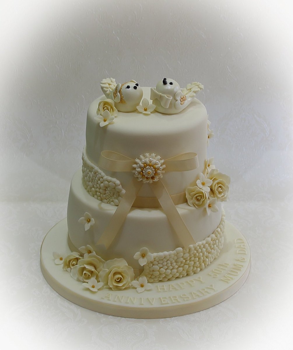 cakebarrett's tweet photo. Temperatures may have been soaring but cakes were still getting baked and decorated for all these lovely celebrations this week
Two more to go and that will be my week of 8 deliveries complete #Wiltshire #latton #cirencester #Swindon #wiltshour #cake #handmade https://t.co/qJ67XdfuCo