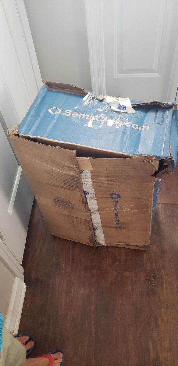 Culzephyr's tweet image. UPS fails as of late. Tall box came with nothing in it. The top half was ripped off and new cardboard was trapped on to make it a box again. Smaller box had two items in it. Only one made it to our house. But on the bright side we now have and extra laundry soap cap.