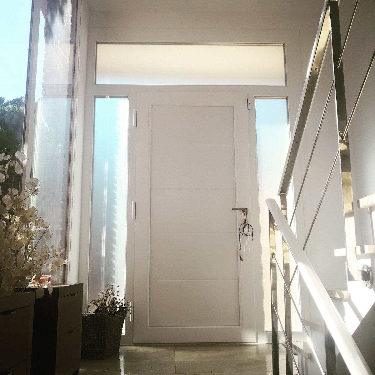 Obertures's tweet image. Porta d'entrada de PVC Serie Kömmerling 76 amb pany securitzat de 5 punts, triple vidre  laminat PS9 i panell blindat de @indupanel
Confort, disseny i seguretat per casa teva ✔️
Obertures ⭐⭐⭐⭐⭐