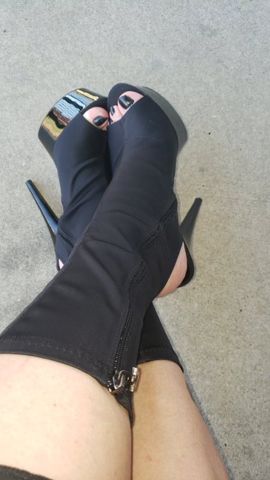 Every domme need a great pair of stiletto boots https://t.co/7K0D3kUPvo