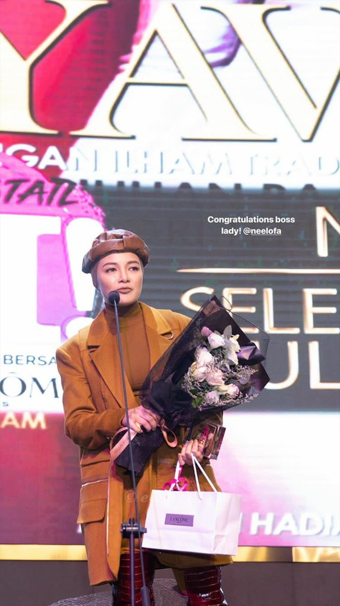 LofaWorld's tweet photo. All about last night ! Neelofa in @maxmara , makeup by sharman , turban by naz & styled by colin ! For #StailEH2019 !! Big love😍❤
📷 echolaliaspictures
#Neelofa https://t.co/9QidYHKdYI
