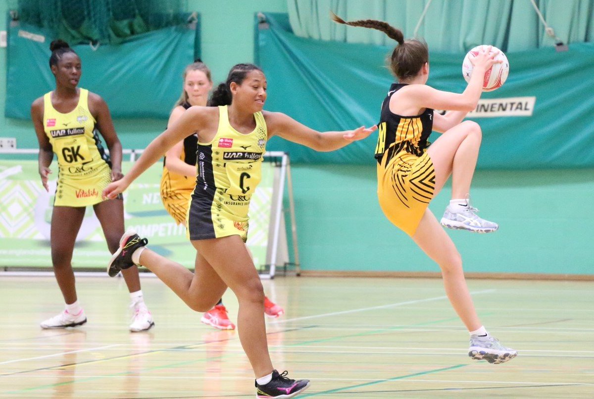CliveJonespr's tweet photo. @Wasps_Netball @WaspsNetAcademy @mjcmansfield @SLTaylor73 @robmilnePR @EmmaLFerns Q3 U17 score: Thunder 28 - 25 Wasps https://t.co/S89vFmn52a