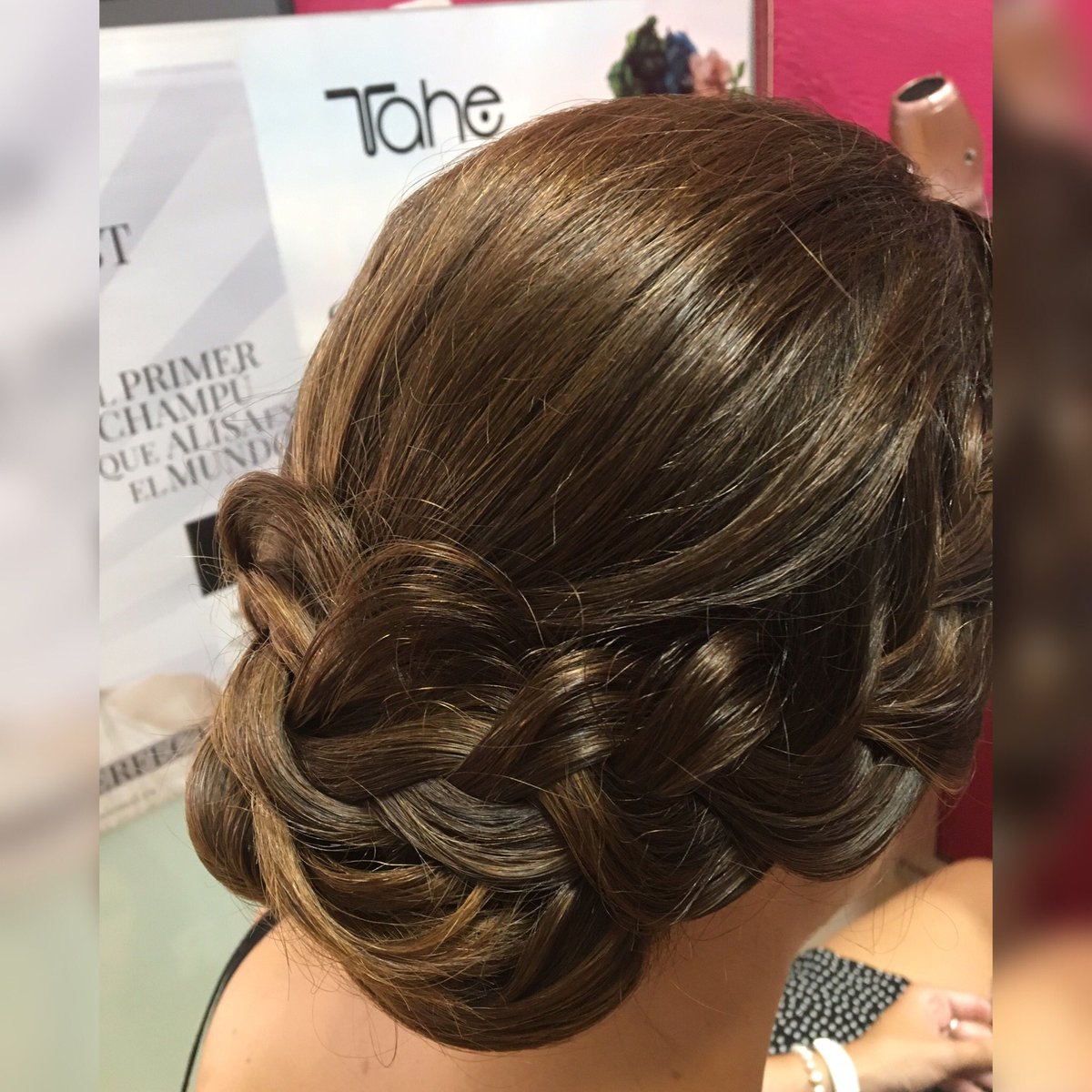 E s p e c t a c u l a r 
Palabra que define lo bonito que le quedó el recogido a nuestra amiga <a href="/tamsv6/">Tamara Sanchez</a> 
Una opción ideal para cualquier evento! 
Mil gracias por confiar siempre en nosotras 🥰