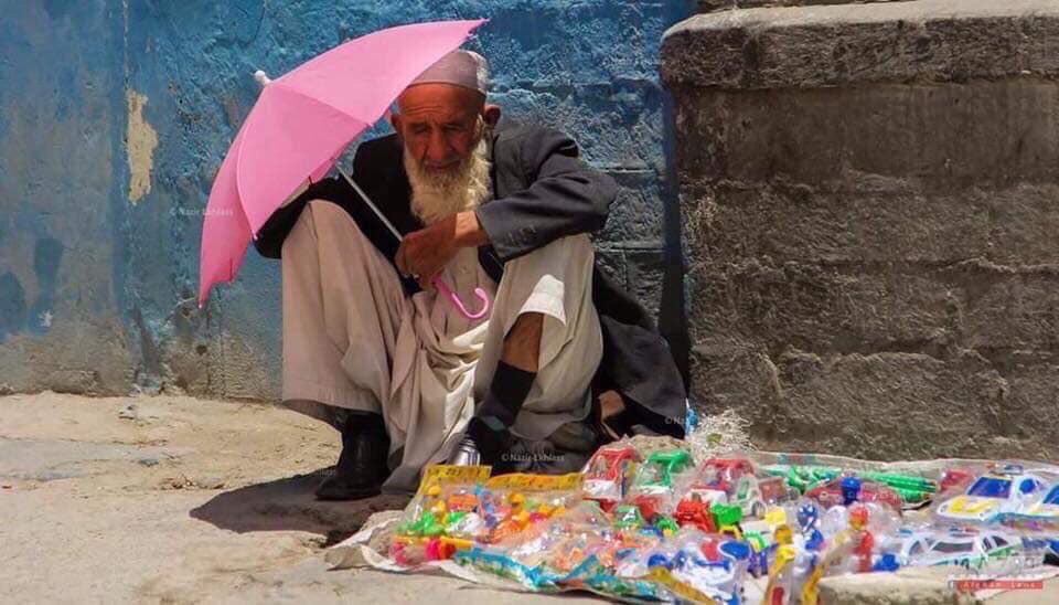 AnaaMehar01's tweet photo. جھلستی دُھوپ میں بچوں کی تازگی کے لیے
میں ایک باپ ہوں ___ مجھ کو نکلنا پڑتا ہـے https://t.co/PgPZYxXK1P