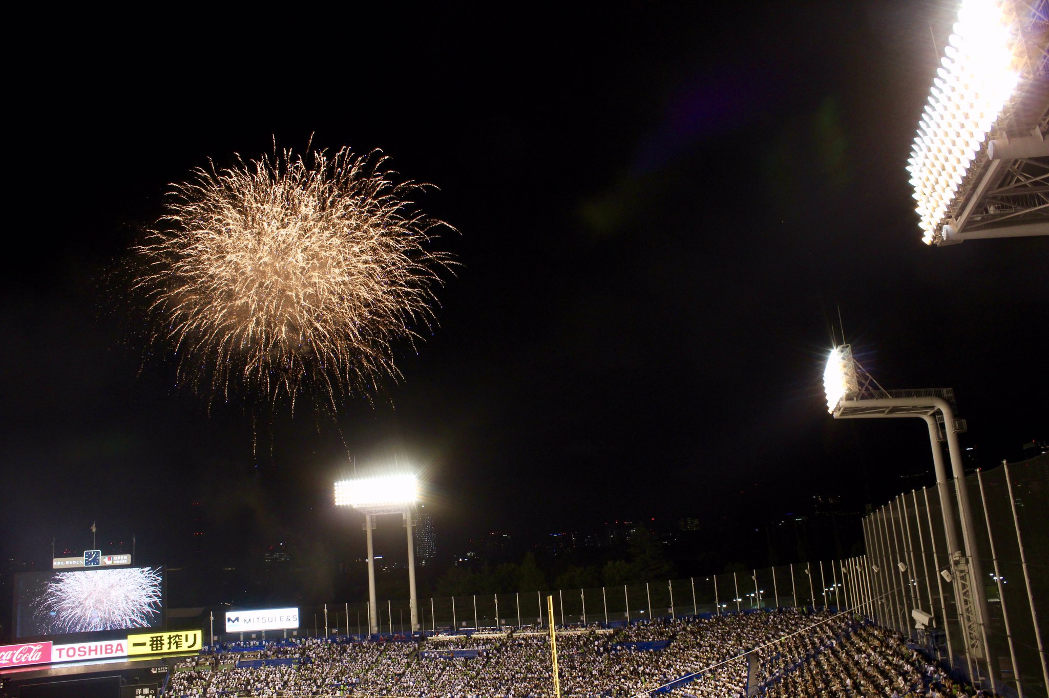 明治神宮野球場 公式 神宮花火ナイター 今シーズン初の夏の花火ナイター 夏の花火ナイターは8月25日 日 対阪神戦までお楽しみいただけます 神宮球場 Swallows 花火ナイター 夏の風物詩 T Co Pzcinuecra Twitter