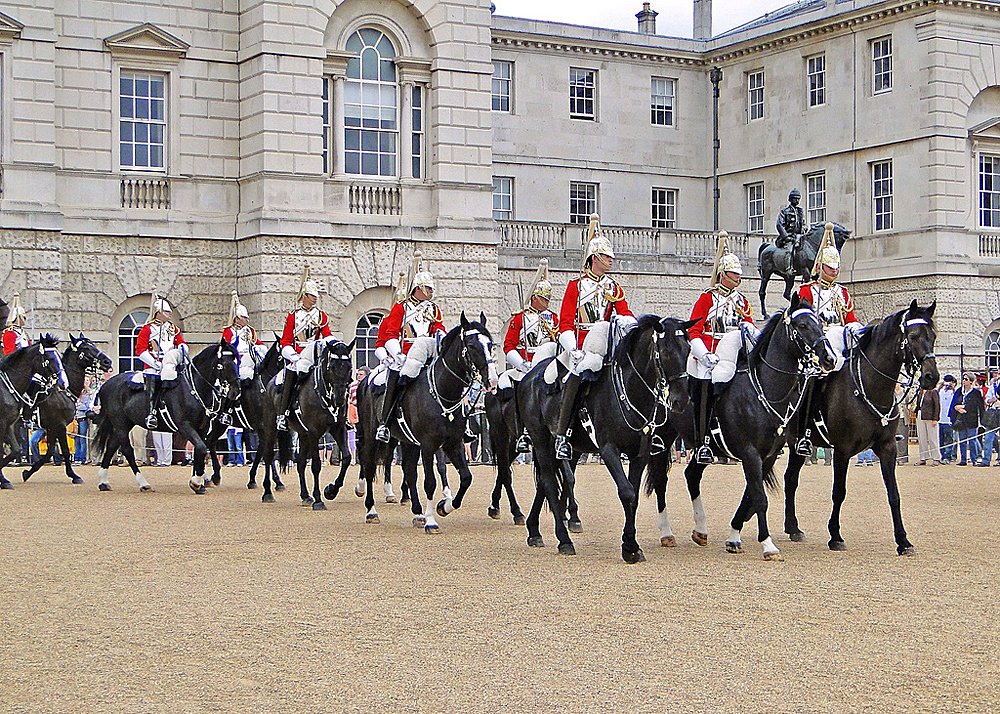 Королевские конюшни. Букингемский дворец Королевские конюшни. Букингемский дворец конные гвардия. Королевские конюшни Англии. Конюшня королевы Англии.