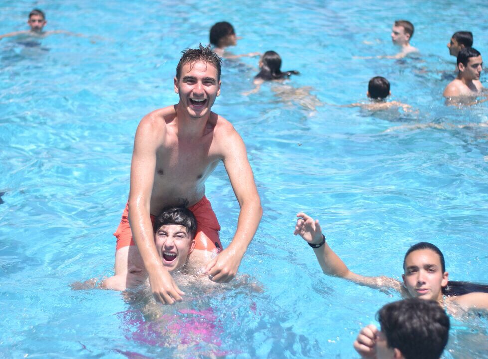 CampusVIDIMIRI's tweet photo. ¡Vidimiris, con este calor tan fuerte os recomendamos que bebáis mucha agua y que vuestros planes incluyan actividades acuáticas como ir a la piscina o la playa! 🏖🏊🏼‍♀️ ¡Además, todos sabemos lo mucho que os gusta el agua pececitos! 🐠💦 https://t.co/MpSCiO58Rb