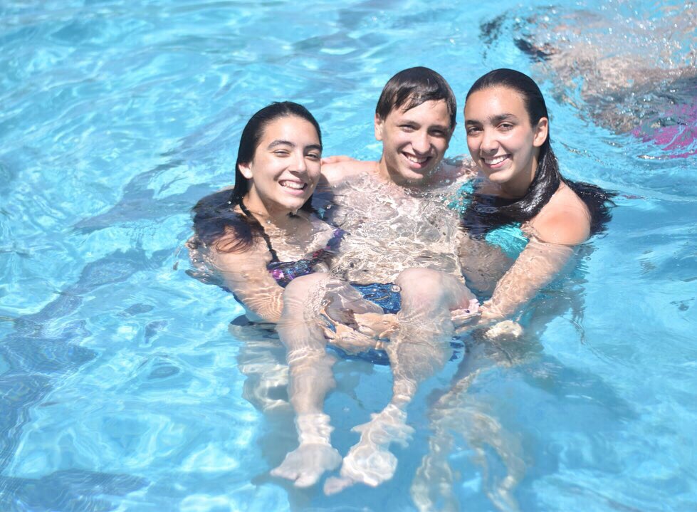 CampusVIDIMIRI's tweet photo. ¡Vidimiris, con este calor tan fuerte os recomendamos que bebáis mucha agua y que vuestros planes incluyan actividades acuáticas como ir a la piscina o la playa! 🏖🏊🏼‍♀️ ¡Además, todos sabemos lo mucho que os gusta el agua pececitos! 🐠💦 https://t.co/MpSCiO58Rb
