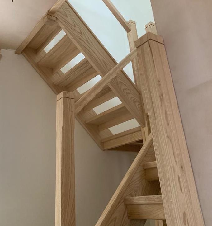 suttontimber's tweet photo. Ash is the perfect timber for a staircase. Strong and durable and with a pronounced beautiful grain. This contemporary simplistic design sits beautifully in this tight space.
https://t.co/W83q4nKf6p
#solidash #staircase #joinery #bespokestaircase https://t.co/80xtGSUdoo