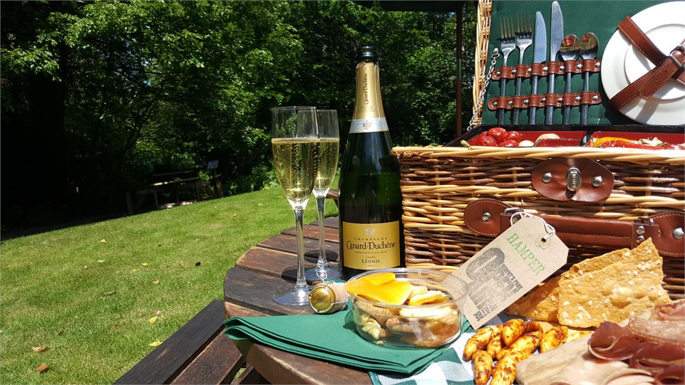 Looking for some outdoor entertainment complete with 🍾? Don't miss the open-air theatre in #RegentsPark where bubbly is sponsored by <a href="/CanardDuchne/">Canard-Duchêne</a>. Check out the line-up and where to get tickets here ➡️ bit.ly/2JNvKYz