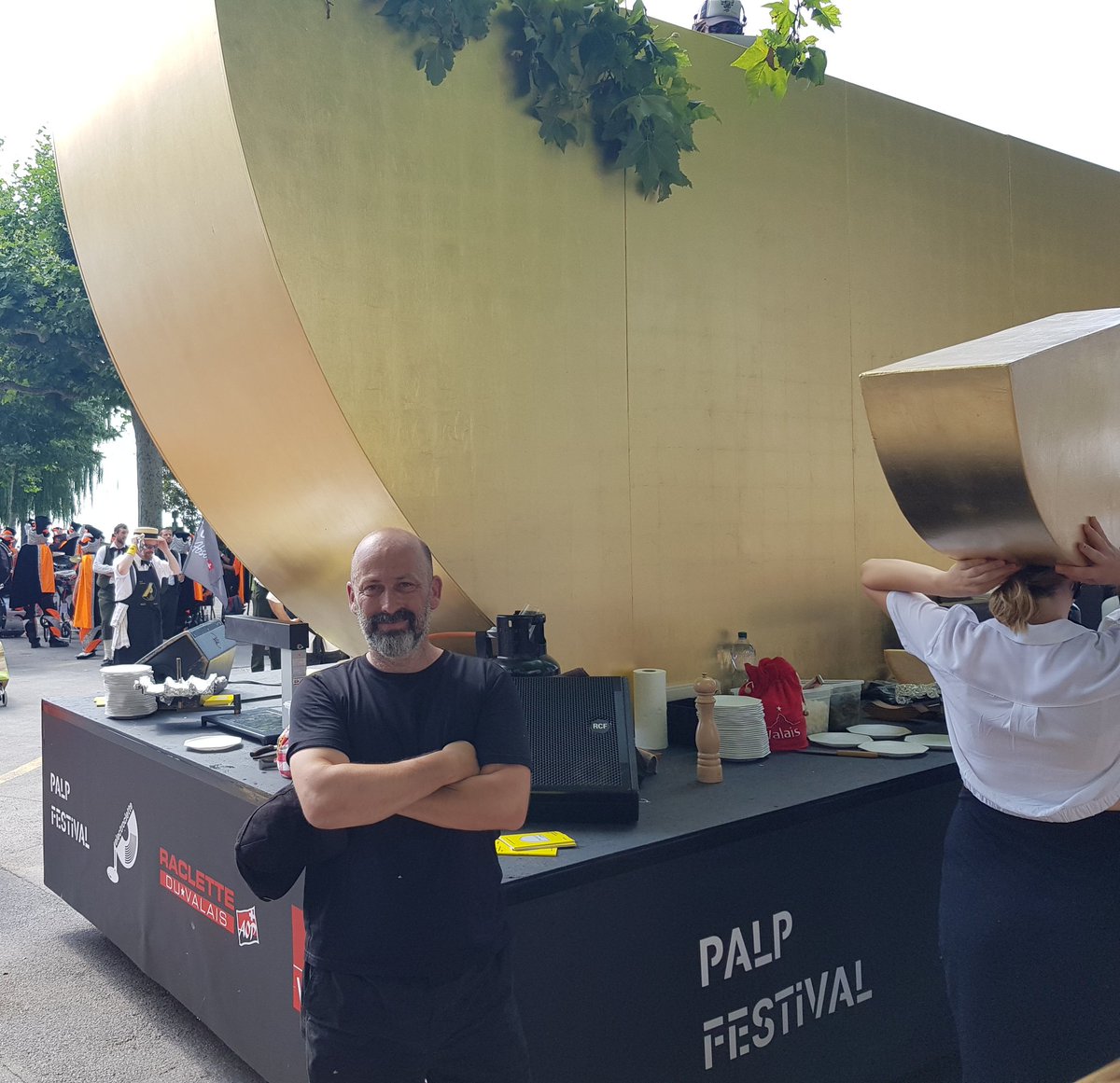 Blaise Coutaz a construit le char raclette de la #fevi19. "Du bois, des feuilles de cuivre et le tour est joué. Comme la structure est dé-montable, vous aurez l'occasion de la revoir!"