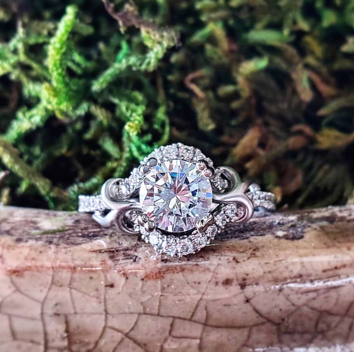 HHJewelryDsgn's tweet photo. Bling, Bling ✨ 
Would you wear this nature inspired ring?!

#hhjewelrydesign #bling #blingbling #engaged #engagementring #diamonds #diamondring #ring #love #wedding https://t.co/klt37aWJ8a