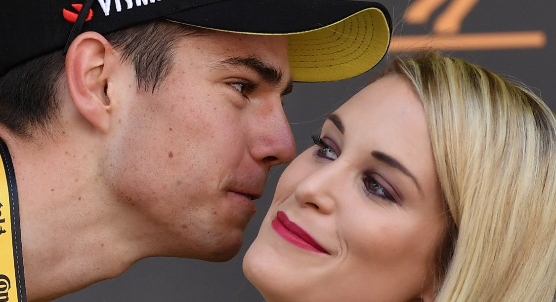 lesinrocks's tweet photo. Pourquoi il est urgent d’en finir avec les hôtesses du Tour de France
https://t.co/dBvOSew9PQ https://t.co/lnrH8nFwCQ