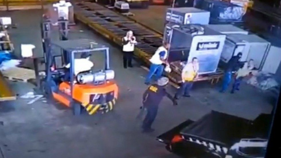 LaVisionRadio's tweet photo. Cuatro personas, vestidas como agentes de la Policía Federal de Brasil, robaron cerca de 750 kilogramos de oro en una terminal de carga del aeropuerto internacional de Guarulhos
https://t.co/fu0W5UfhUi https://t.co/mBmJJN937E