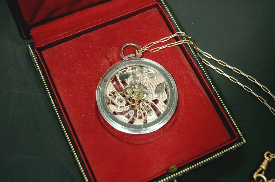 UWMArtHistory's tweet photo. ⏱️Who says #art can't be #functional? Check out this stunning, mid-century (ca. 1940) pocket #watch from Swiss maker @JuveniaWatches in the #UWMArtCollection.
#moderndesign #art #functionfollowsform #formfollowsfunction https://t.co/DPxWMq1EKF