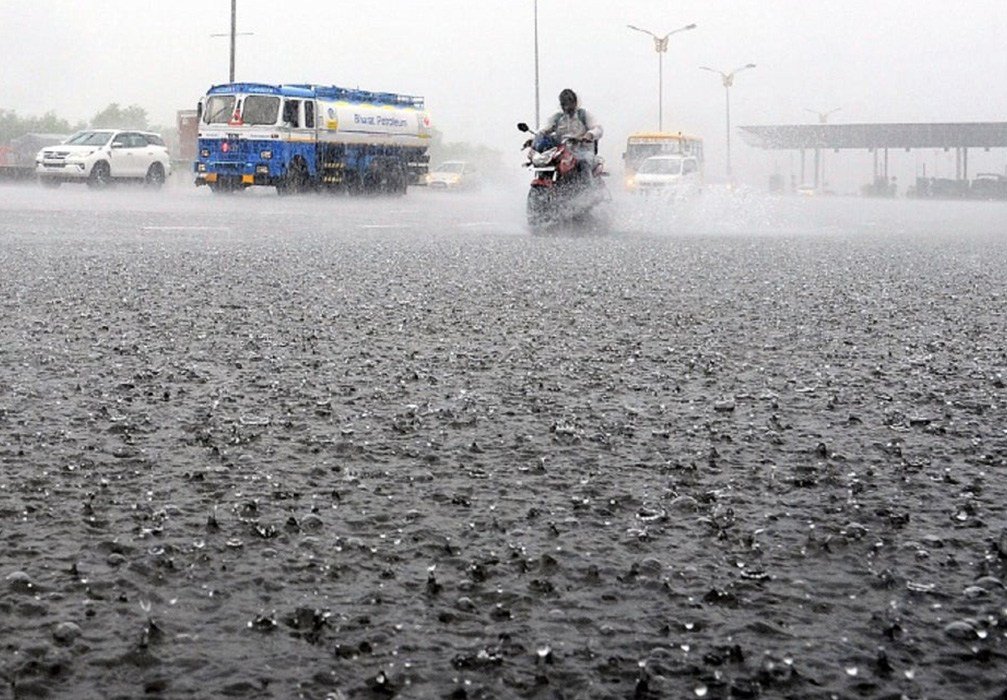 sandeshnews's tweet photo. ભારે વરસાદની આગાહીને પગલે રાજકોટમાં તમામ અધિકારીઓની રજા રદ, NDRFની ટીમ સ્ટેન્ડ બાયમાં

જાણો વિગતે : https://t.co/Ps6FbdB2Ck

#Rajkot #Corporation #Aalert #RainPrediction #RainUpdate #Monsoon2019 #MonsoonWithSandesh https://t.co/BafaZ2YtsK